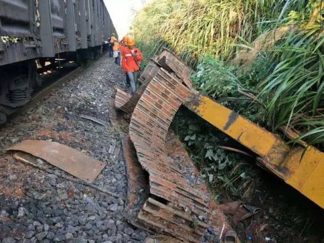 挖掘机从20米高山上滚落砸中火车头